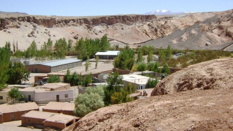 Padres frente a la Escuela Primaria N° 494 de Antofagasta de la Sierra durante la toma