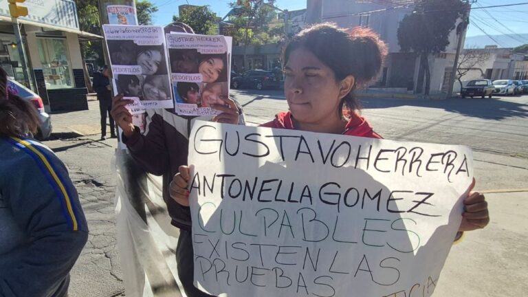 Manifestación de padres frente a la Fiscalía General de Catamarca exigiendo justicia por su hija abusada
