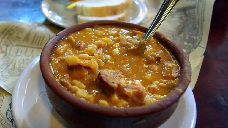 Padres de la Escuela Especial N° 2 de Malli preparan locro solidario