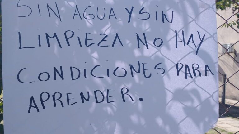 Marcha pacífica de padres frente al Jardín Caperucita Roja en San Pedro, Catamarca
