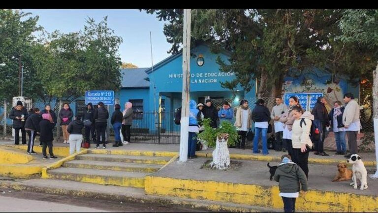 Padres protestan frente al Jardín de Infantes Caperucita Roja en San Pedro
