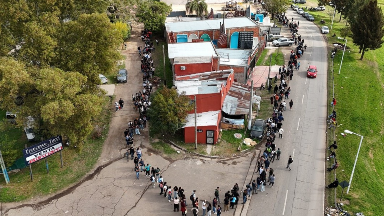 Personas haciendo fila para una oferta de trabajo en Moreno, provincia de Buenos Aires