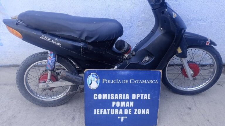 Moto Motomel 110 cc negra secuestrada en operativo policial en Pomán