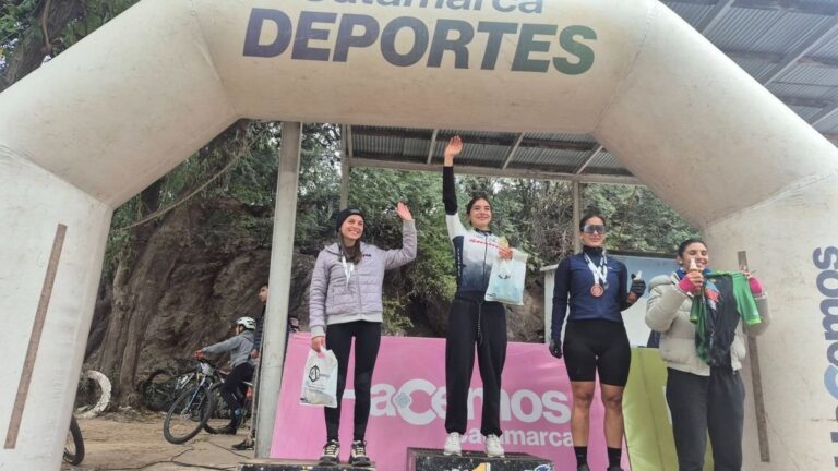 Ciclistas en el circuito Bajo Cerro durante la primera fecha del Campeonato Provincial de MTB