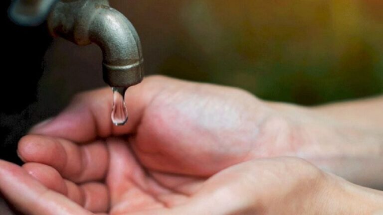 Trabajos de mantenimiento en red de agua potable en Banda de Varela