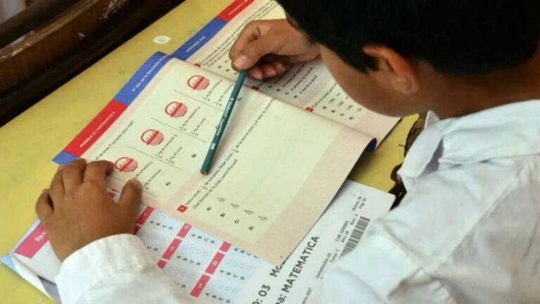 Estudiantes en aula durante evaluación educativa en Catamarca