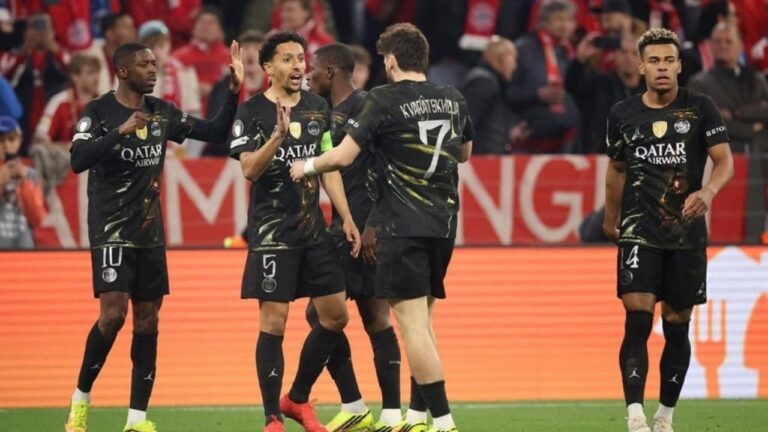 Jugadores del PSG celebrando el gol de Ousmane Dembélé ante el Bayern Múnich en el Allianz Arena