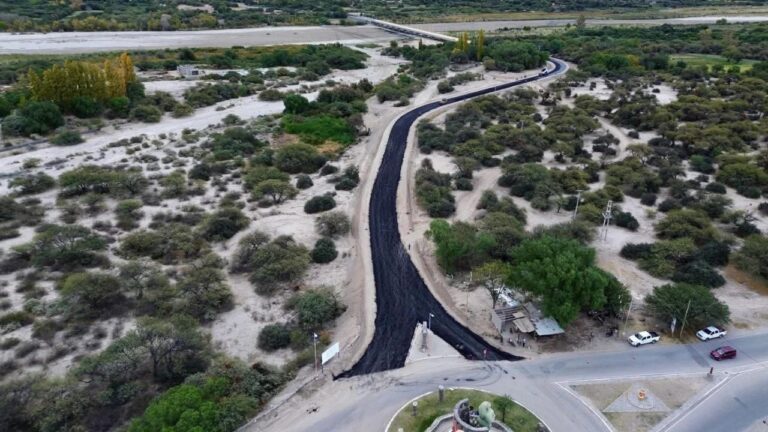 Vista del nuevo puente sobre el río Santa María en construcción, el más largo del NOA