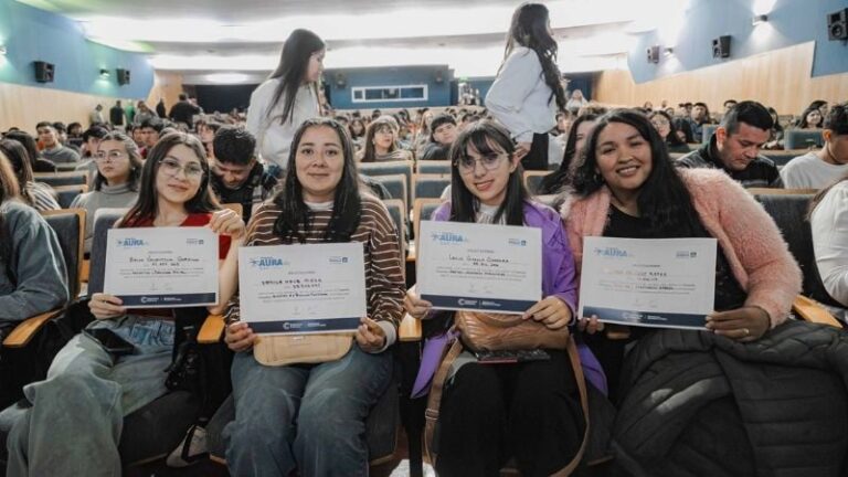 Entrega de certificados de becas AURA en el Cine Teatro Catamarca