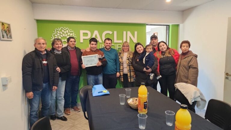 Jeremías Reynoso recibe reconocimiento de autoridades de Paclín