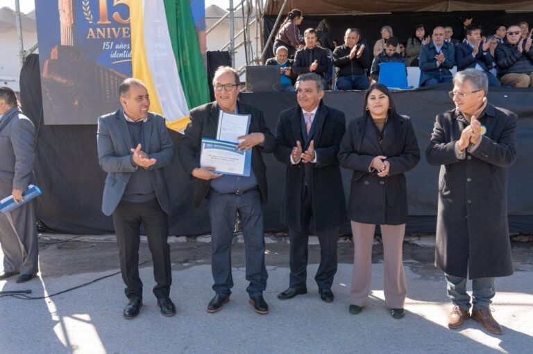 Acto protocolar por el 151° aniversario de Recreo con autoridades en el izamiento de la bandera