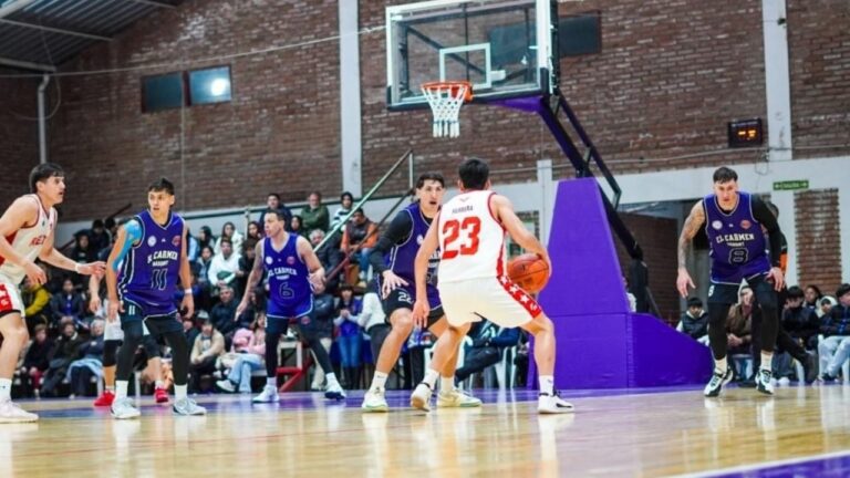 Partido de básquet entre Red Star y El Carmen en el Polideportivo del Colegio Parroquial de Jujuy