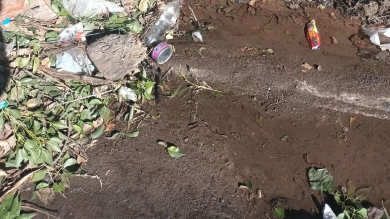 Pérdida de agua en esquina de Mariano Moreno Norte y Hilarión Furque