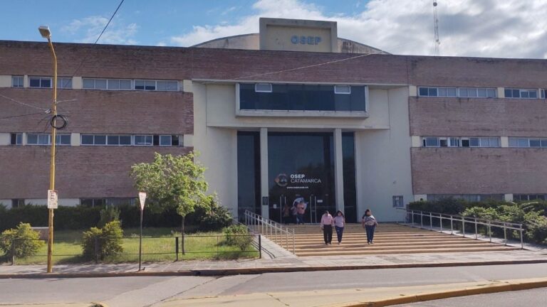 Resumen de noticias de Catamarca con imágenes alusivas a OSEP, minería, puente y estafa