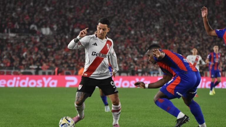 Jugadores de River Plate y San Lorenzo durante el partido en el estadio Monumental