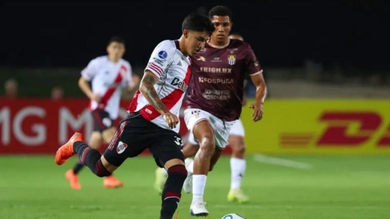 Jugadores de River Plate celebrando el gol del triunfo ante Carabobo en la Copa Sudamericana 2026
