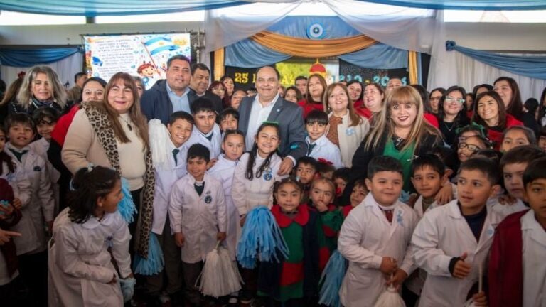 Intendente Gustavo Saadi en el acto por la Revolución de Mayo en la Escuela Municipal N° 3