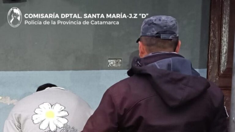Efectivos policiales en Santa María durante un operativo