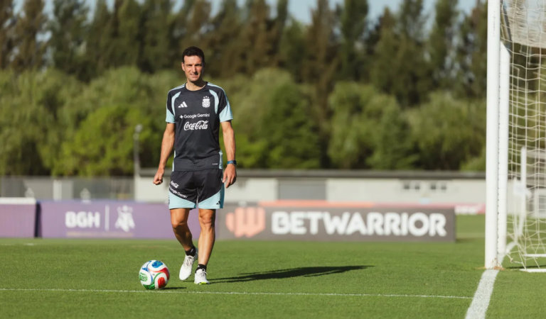 Lionel Scaloni con la camiseta de la Selección argentina y un papel en la mano