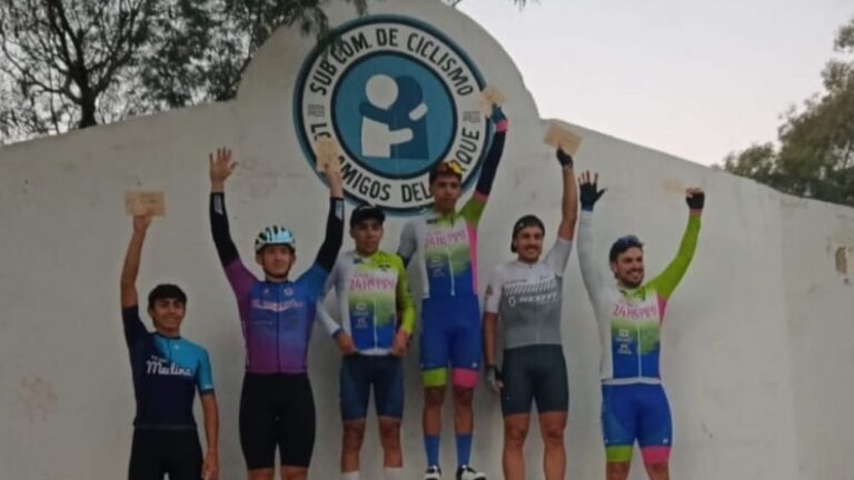 Ciclistas compitiendo en el Óvalo del Parque Adán Quiroga durante la décima fecha del Ciclismo Libre 2026
