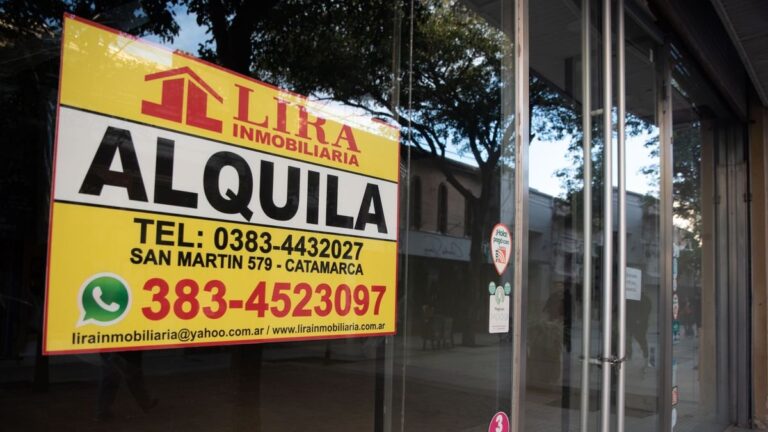 Locales comerciales vacíos en calle Rivadavia, Catamarca