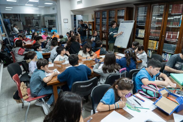 Niños y jóvenes participan en el Taller de Dibujo del Senado de Catamarca en la Biblioteca del Senado