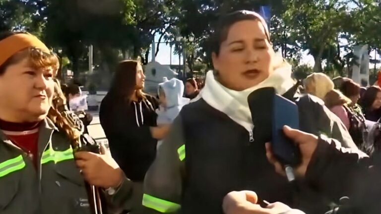 Trabajadores municipales protestando frente al Palacio Municipal de Catamarca