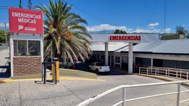 Motocicleta de baja cilindrada en la vía pública tras un siniestro vial
