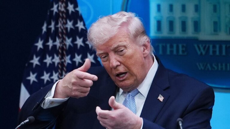 Presidente Donald Trump durante discurso en cena del Forum Club en West Palm Beach, Florida