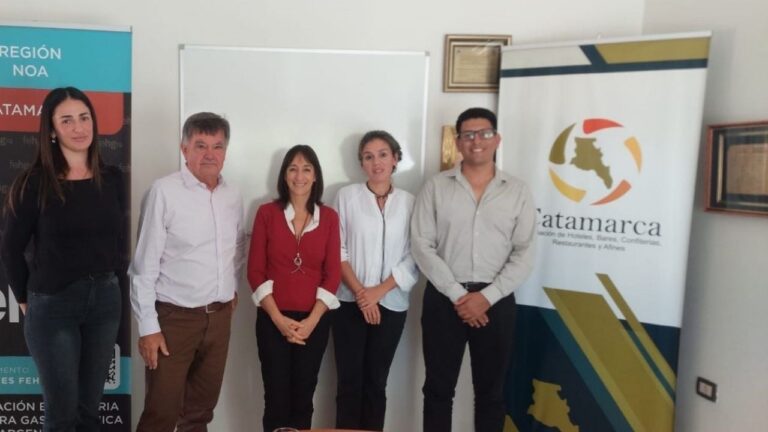 Reunión entre funcionarios municipales y representantes hoteleros y gastronómicos en Catamarca