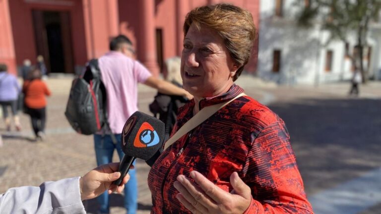 Turistas frente a la Catedral Basílica de Nuestra Señora del Valle en Catamarca