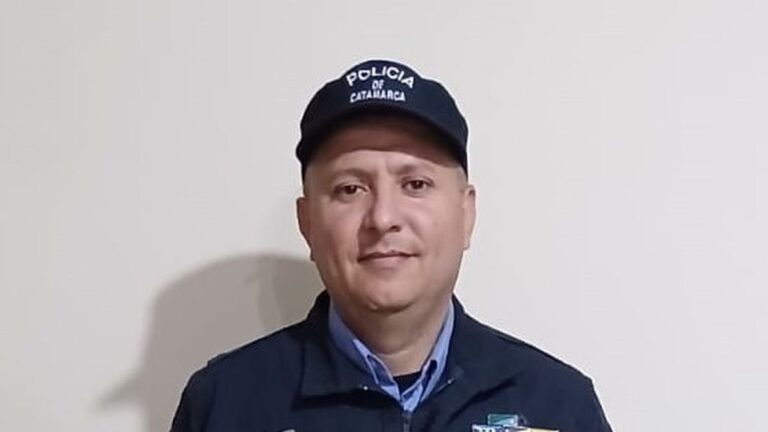 Sargento Gabriel Lodato asistiendo a bebé en Comisaría Octava