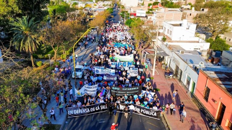 Marcha universitaria en defensa de la educación pública en Catamarca
