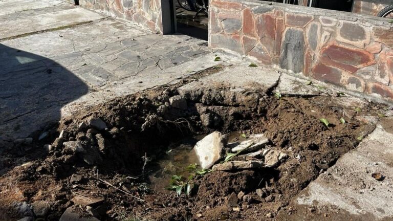 Vecinos del barrio Jorge Bermúdez observan daños por pérdida de agua