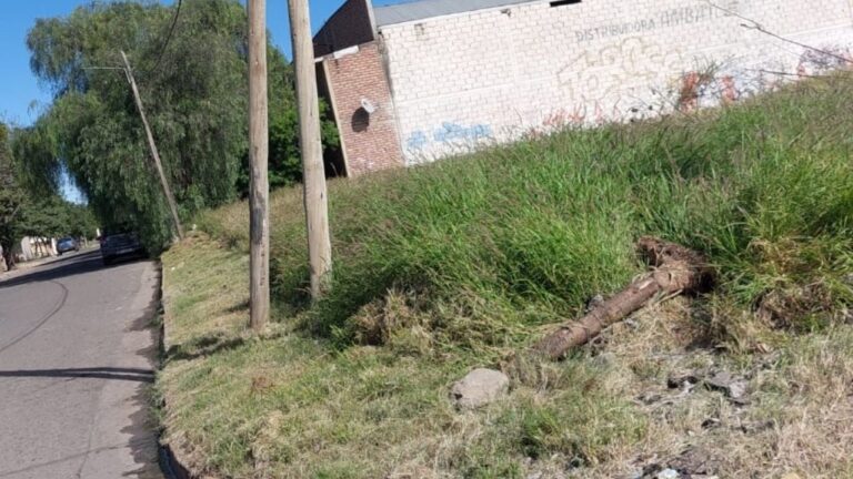 Esquina de Intendente Medina y Sosa y León con postes sin luz y pavimento dañado en Catamarca