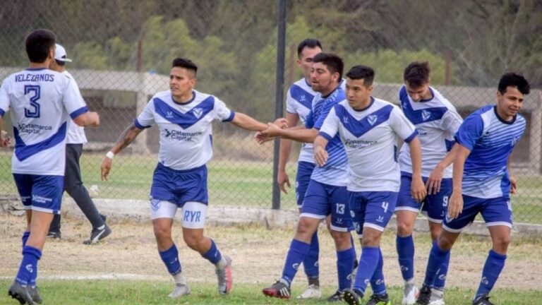 Partido de fútbol entre Vélez Sarsfield y El Auténtico en el estadio Malvinas Argentinas