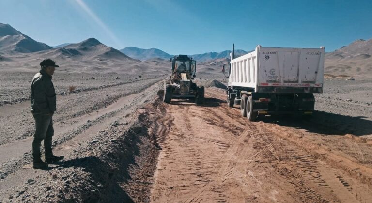 Trabajos de ampliación y conformación de calzada en la Ruta Provincial N°43, en la Puna catamarqueña