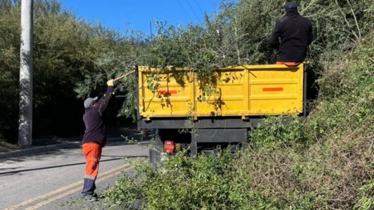 Tareas de mantenimiento en la Ruta Nacional 40 a la altura de Casa de Piedra