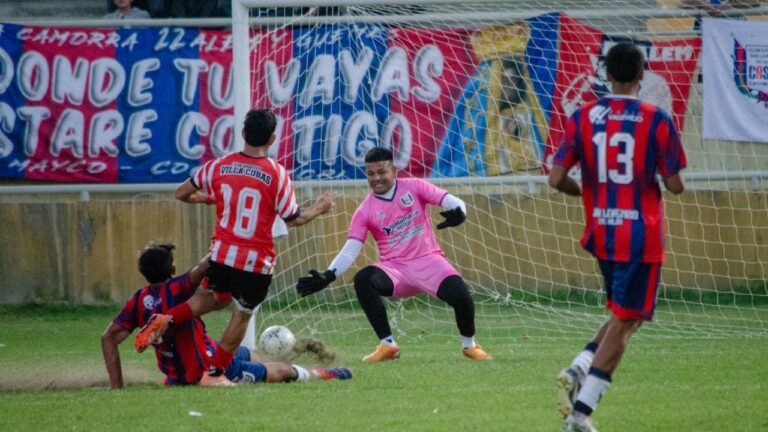 Jugadores de Villa Cubas celebrando un gol en el estadio Bicentenario de Catamarca