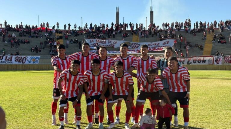 Jugadores de Villa Cubas celebran el gol en el estadio Bicentenario de Catamarca
