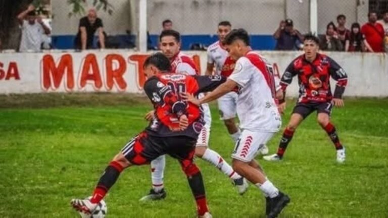 Partido de fútbol entre Villa Dolores y Defensores de Esquiú en el estadio Primo Antonio Prevedello