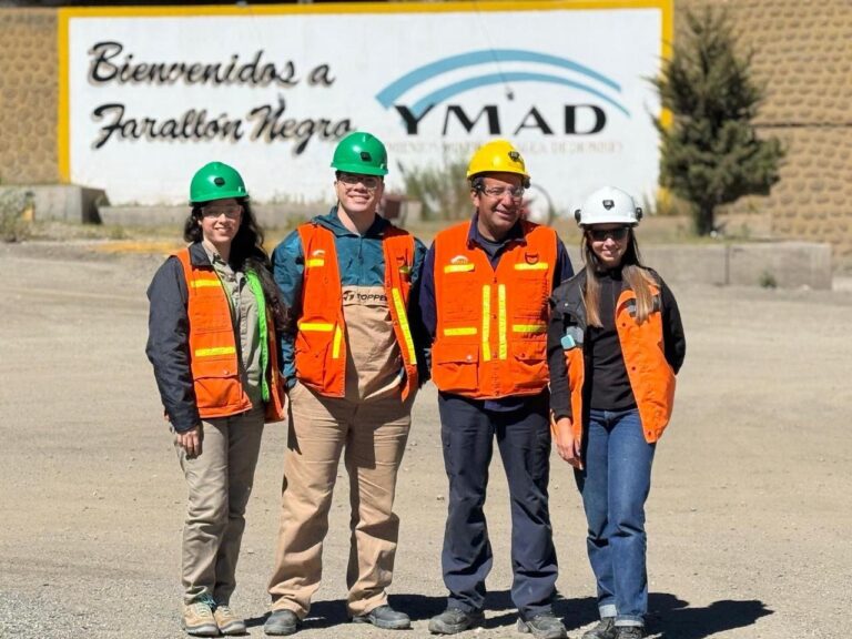 Logotipo de YMAD en un fondo corporativo