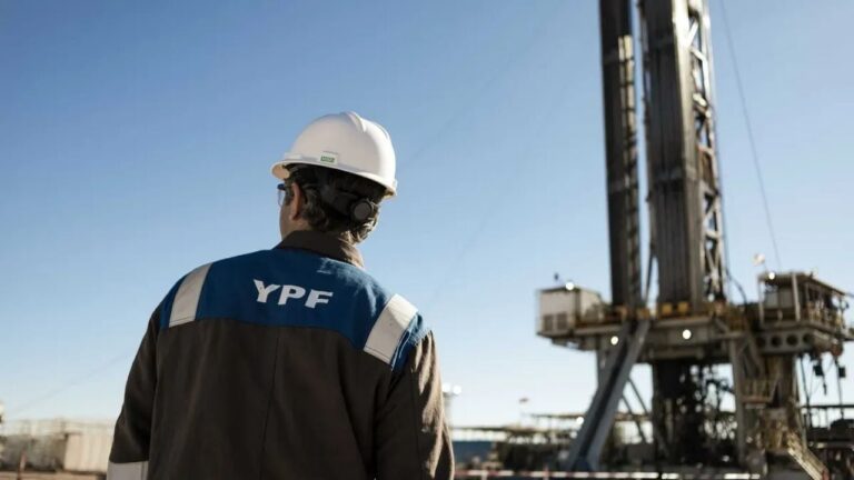 Logo de YPF en la fachada de una estación de servicio