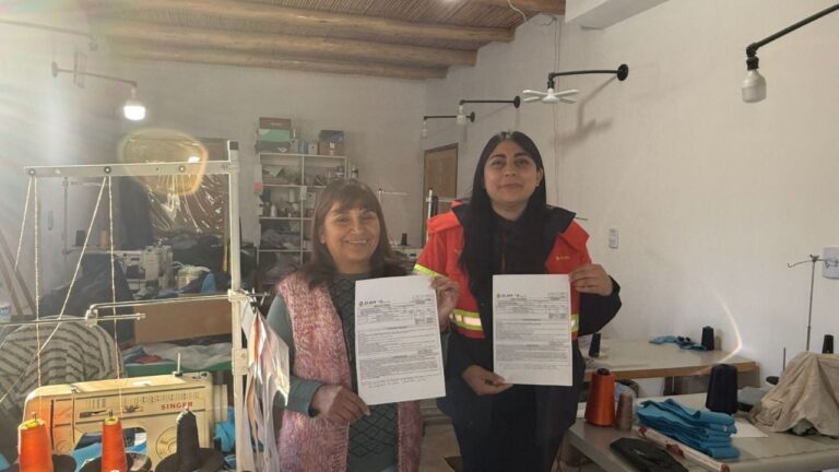 Emprendedora de Fiambalá con indumentaria de trabajo adquirida por Zijin Liex