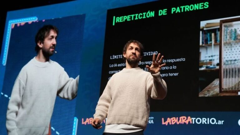 Alan Daitch durante una conferencia sobre inteligencia artificial