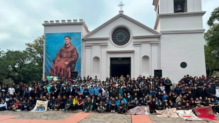 Alumnos peregrinando hacia la parroquia de San José de Piedra Blanca