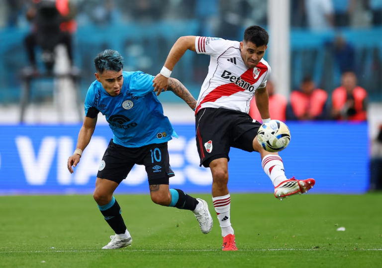 Jugadores de Belgrano celebrando el título del Torneo Apertura 2026 en el estadio Mario Alberto Kempes