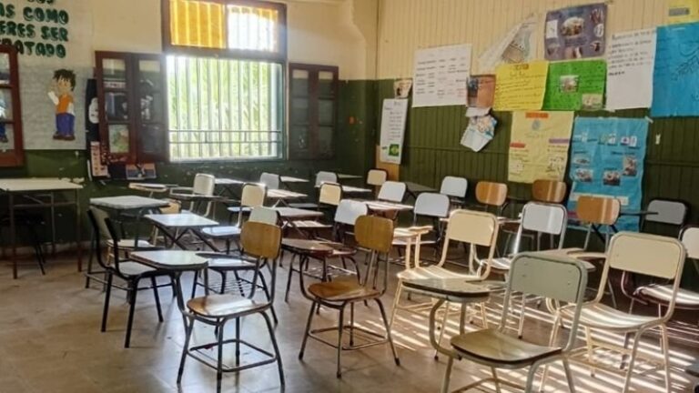 Docentes universitarios de Catamarca en protesta frente a la UNCA