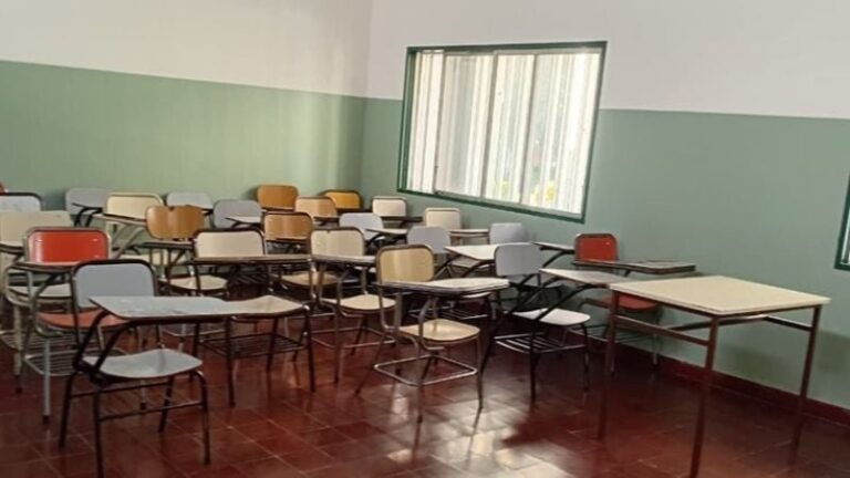 Docentes universitarios en asamblea frente a la UNCA