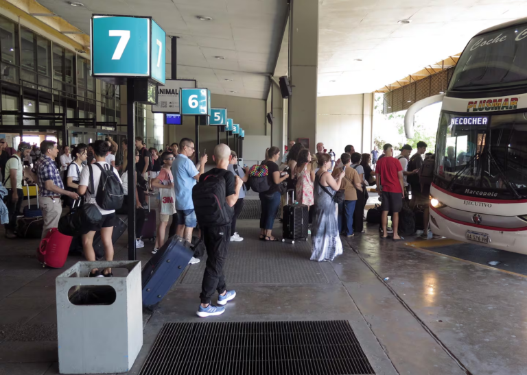 Persona con discapacidad en terminal de ómnibus
